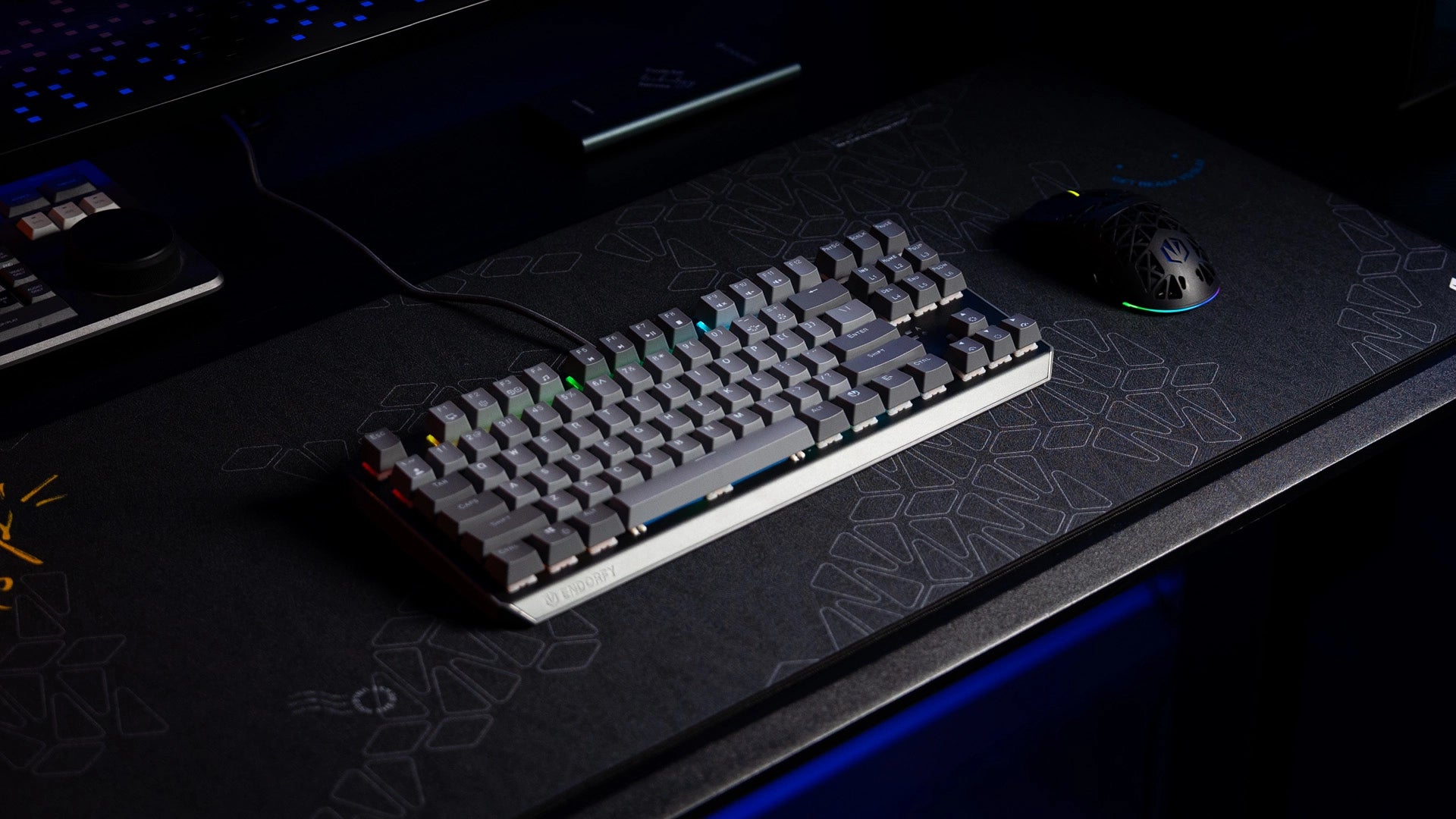 Klawiatura ENDORFY Thock V2 TKL na biurku z widoczną myszką i monitorem komputera 