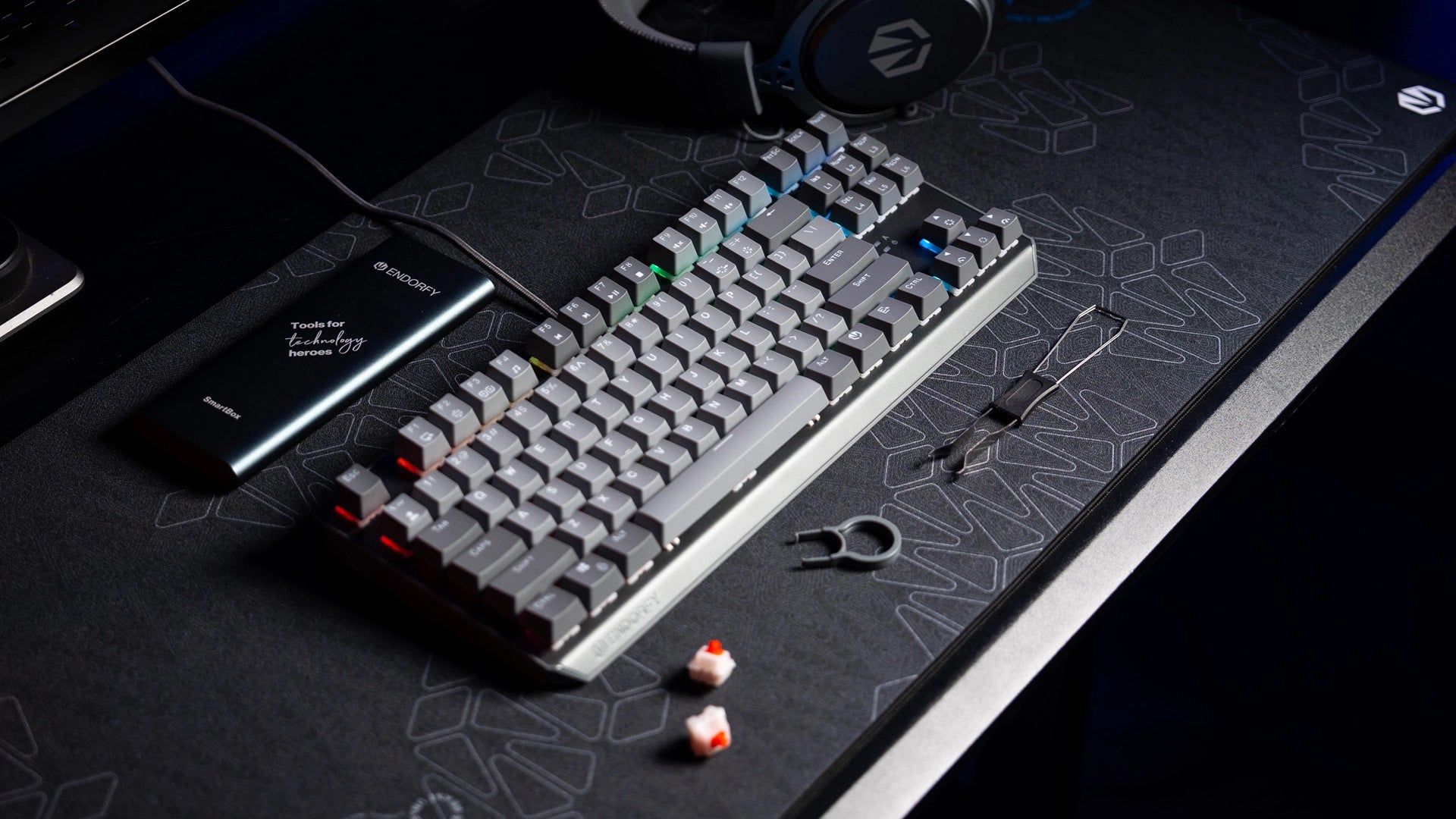 Klawiatura ENDORFY Thock V2 TKL na biurku z narzędziem do wyjmowania keycapów i hotswappowania switchy – obok widoczne zapasowe keycapy i switch