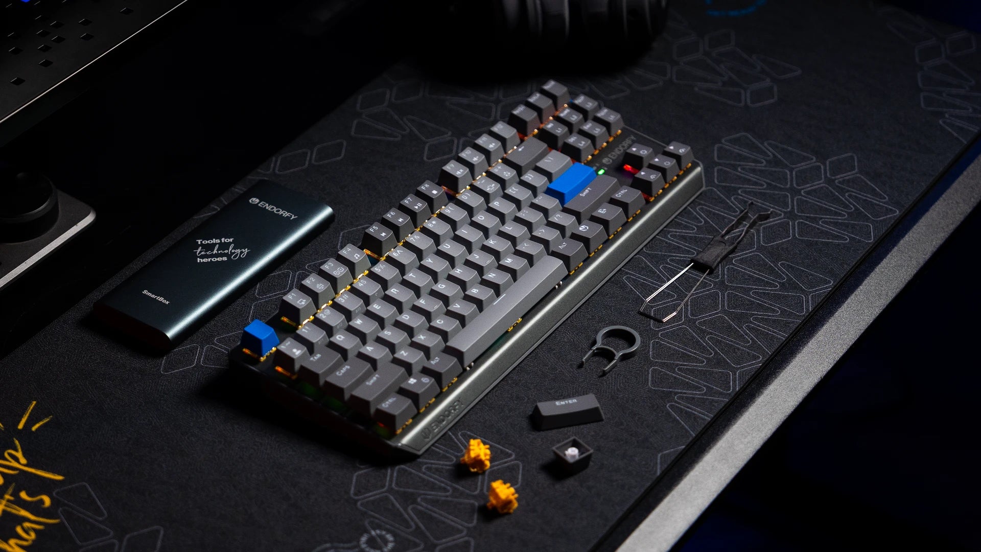 Klawiatura ENDORFY Thock V2 TKL Wireless CZ na biurku z narzędziem do wyjmowania keycapów i hotswappowania switchy – obok widoczne zapasowe keycapy i switch 