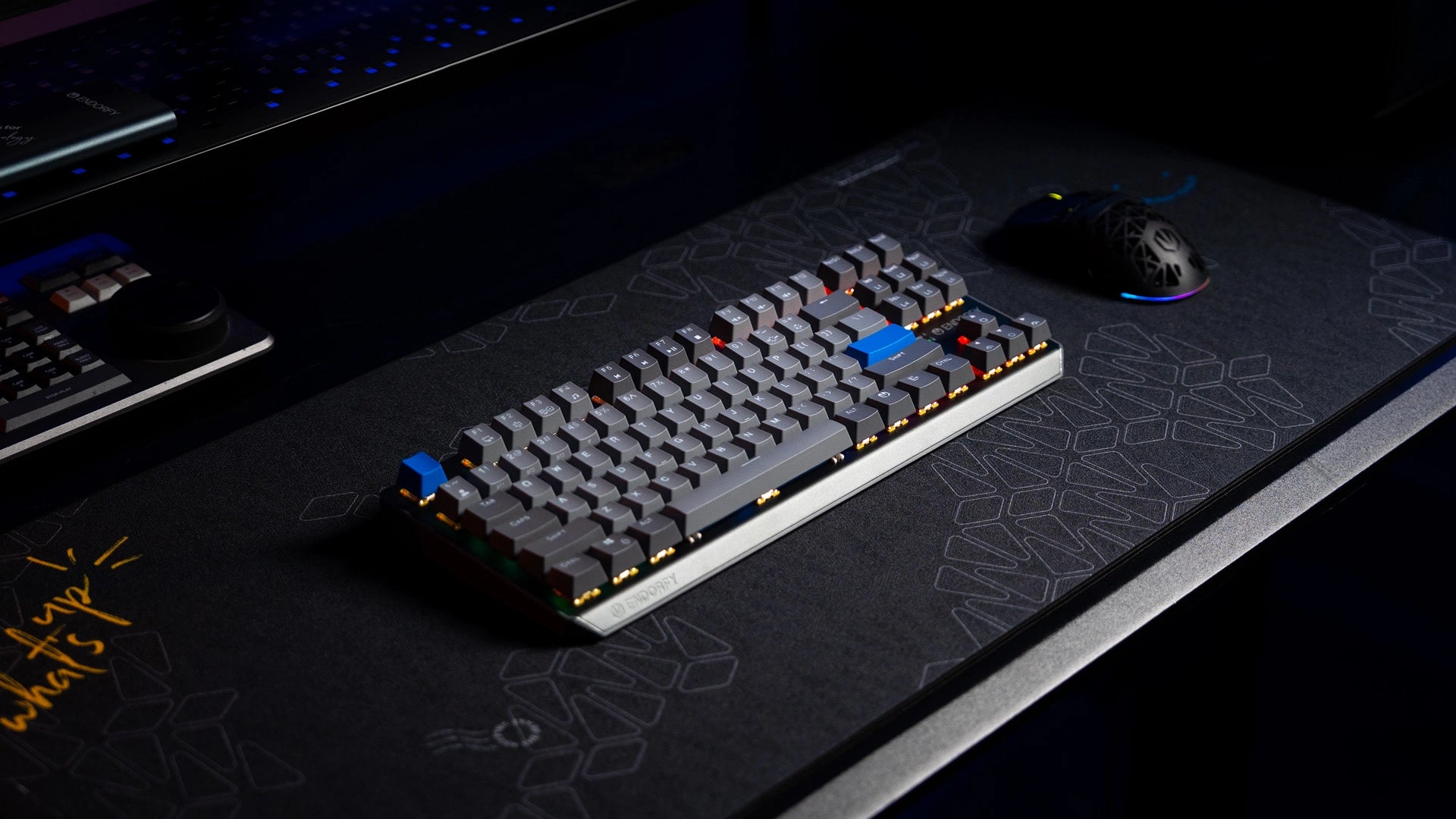 Klawiatura ENDORFY Thock V2 TKL Wireless na biurku z widoczną myszką i monitorem komputera 
