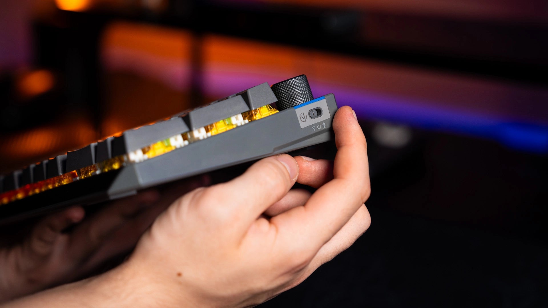 Zbliżenie na suwak trybu połączenia Bluetooth, 2,4 GHz i USB na obudowie 
