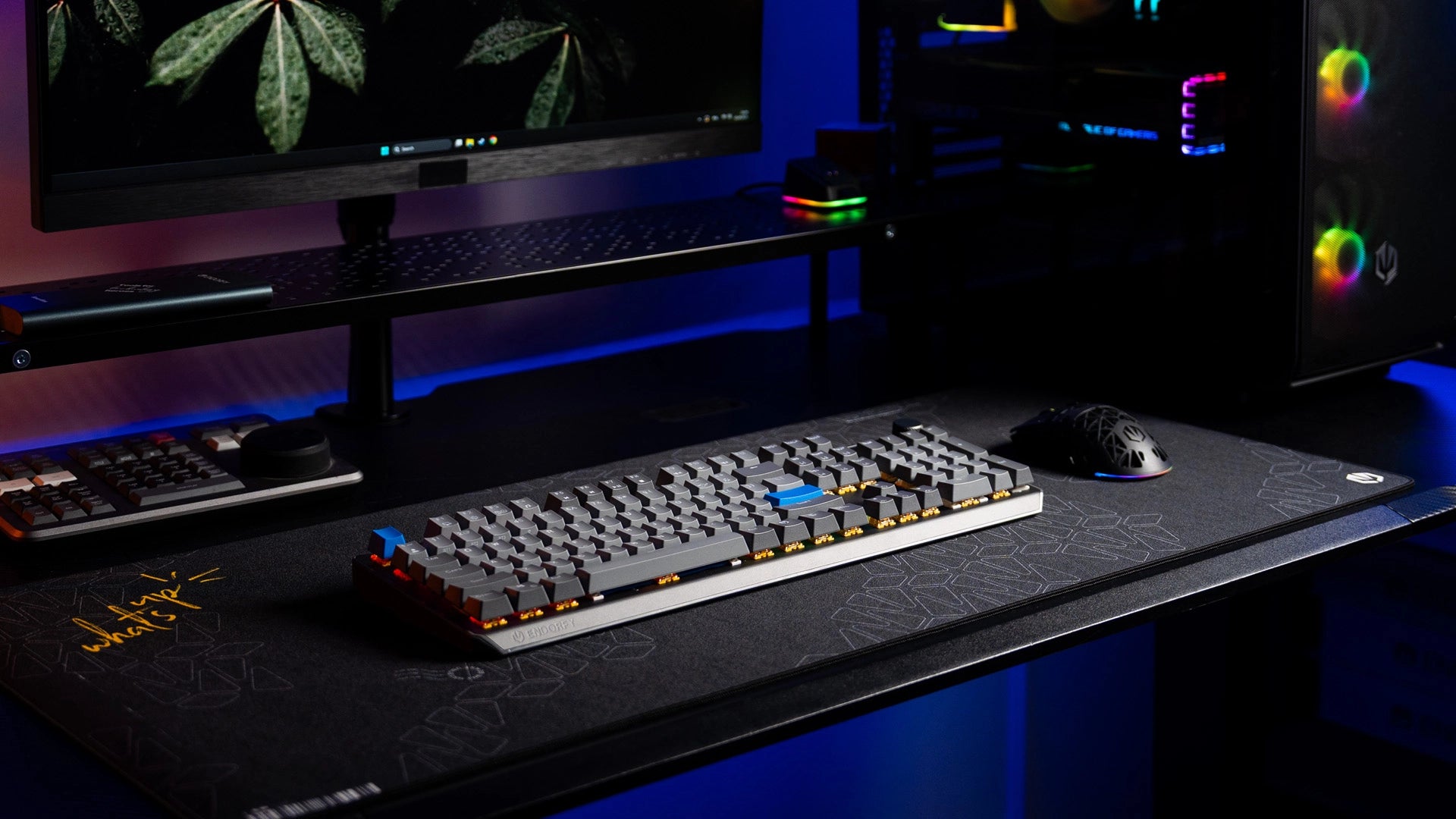 Klawiatura ENDORFY Thock V2 Wireless na biurku z widoczną myszką i monitorem komputera 