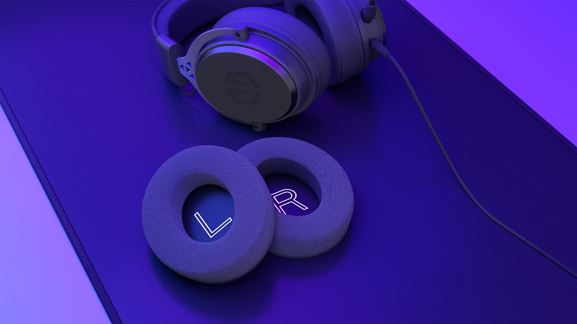 Wymienne nausznice memory foam obok słuchawek Viro Plus USB