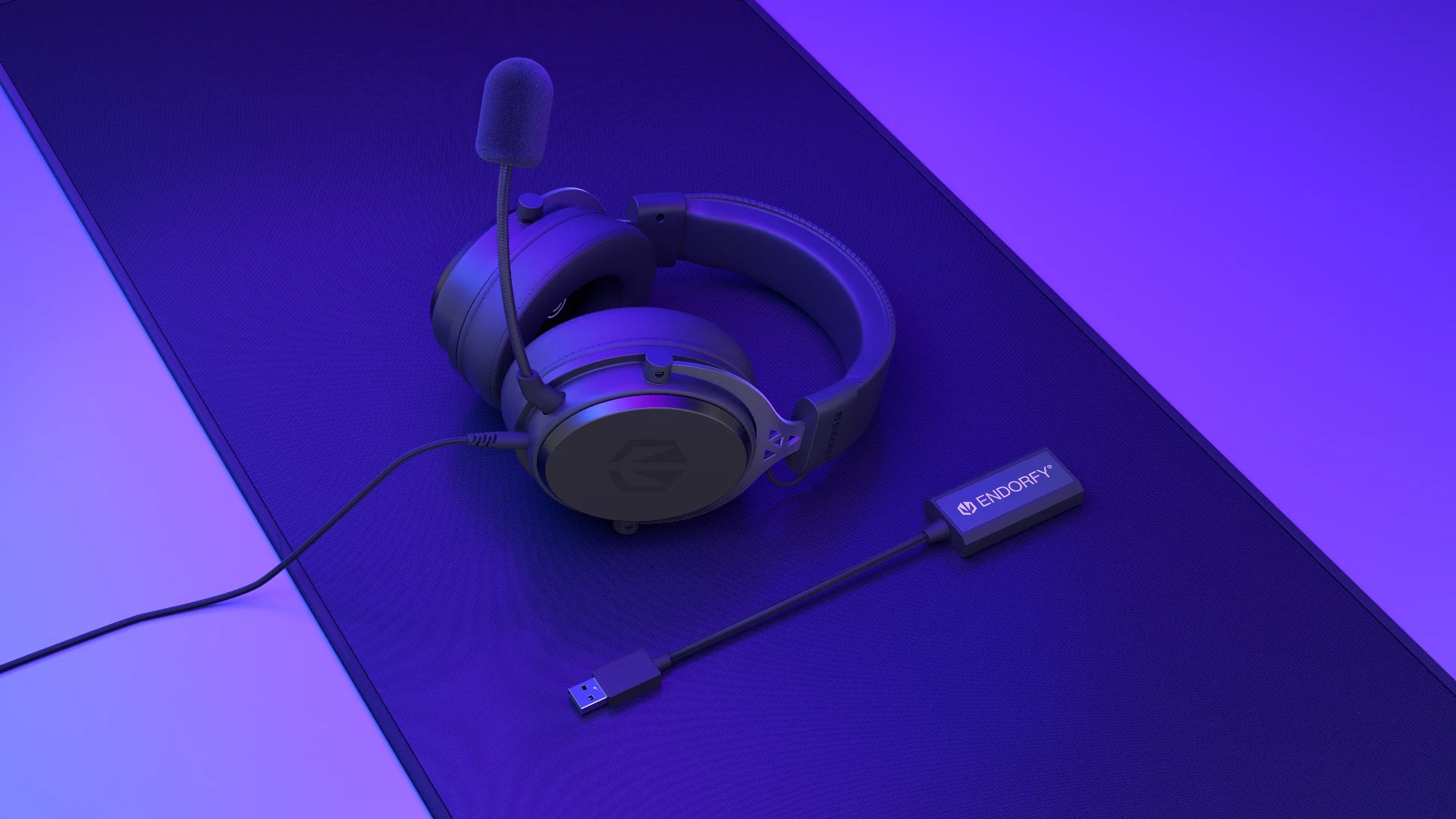 Słuchawki Viro Plus USB wraz ze znajdującą się obok zewnętrzną kartą dźwiękową USB 7.1 na podkładce ENDORFY