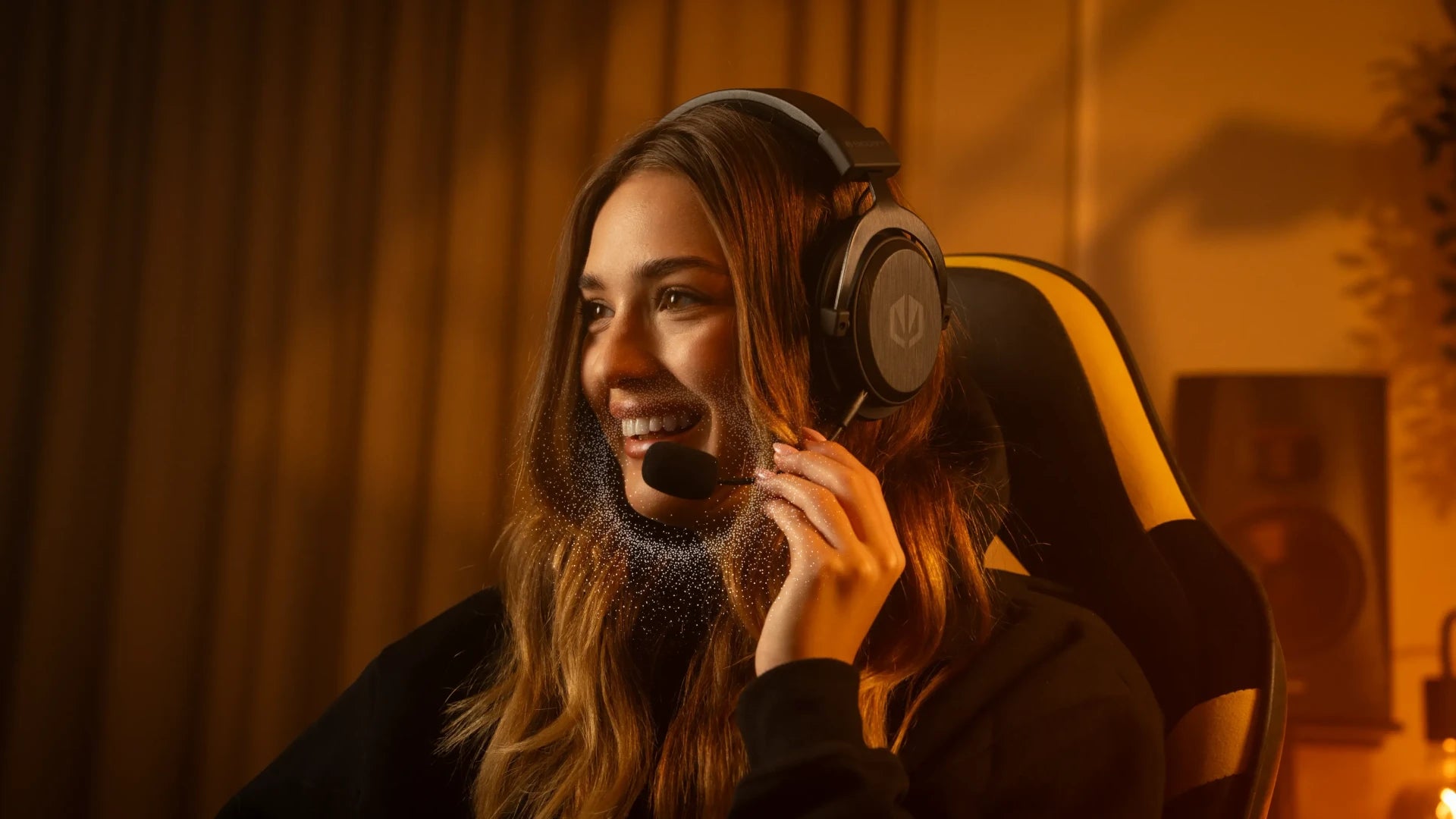 Woman using the ENDORFY Viro Infra Wireless headphones with the microphone attached while working at her computer
