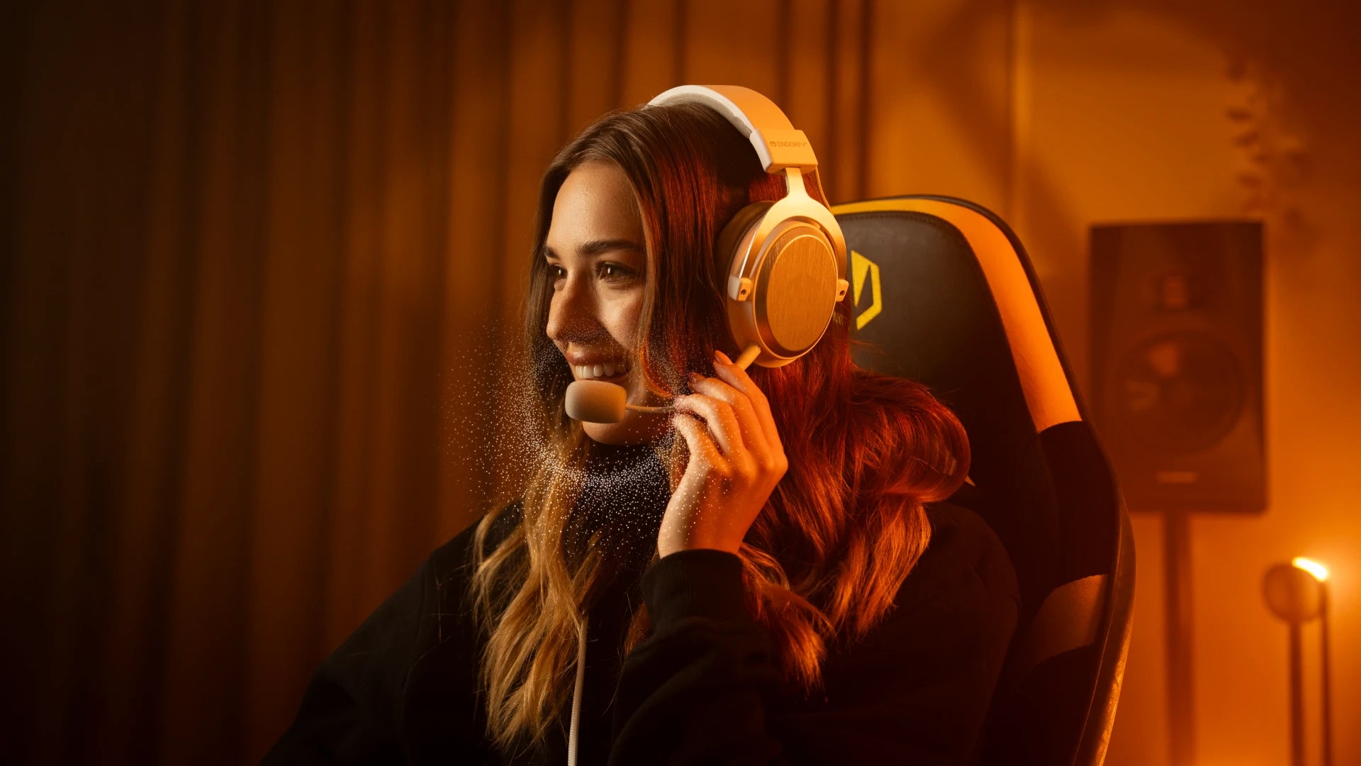 Woman using the ENDORFY Viro Infra Wireless Onyx White headphones with the boom microphone attached while working at her computer