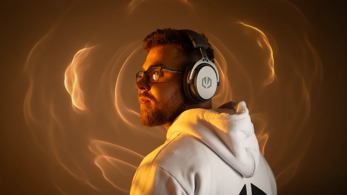 A model using ENDORFY Viro Wireless Alt Gray headphones. Waves around his head symbolize a more immersive soundstage