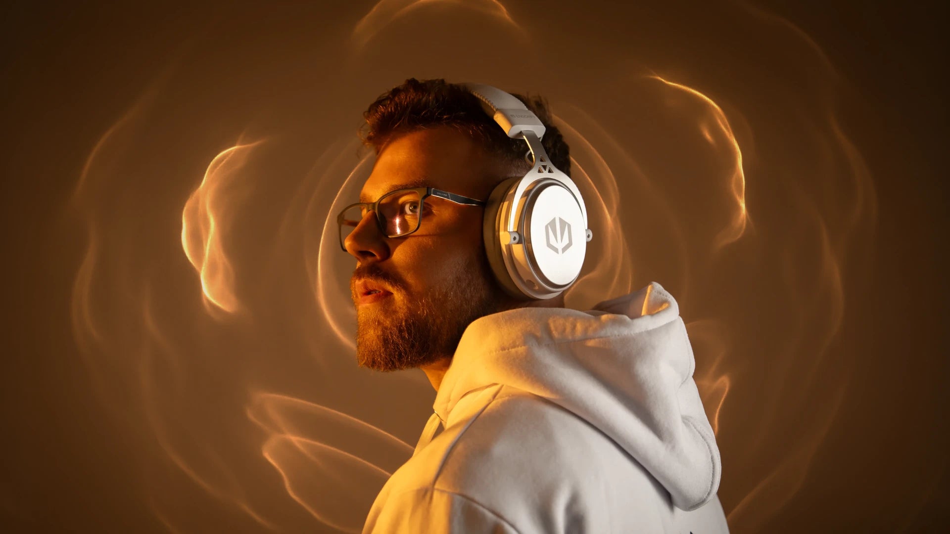 A model using ENDORFY Viro Wireless Onyx White headphones. Waves around his head symbolize a more immersive soundstage