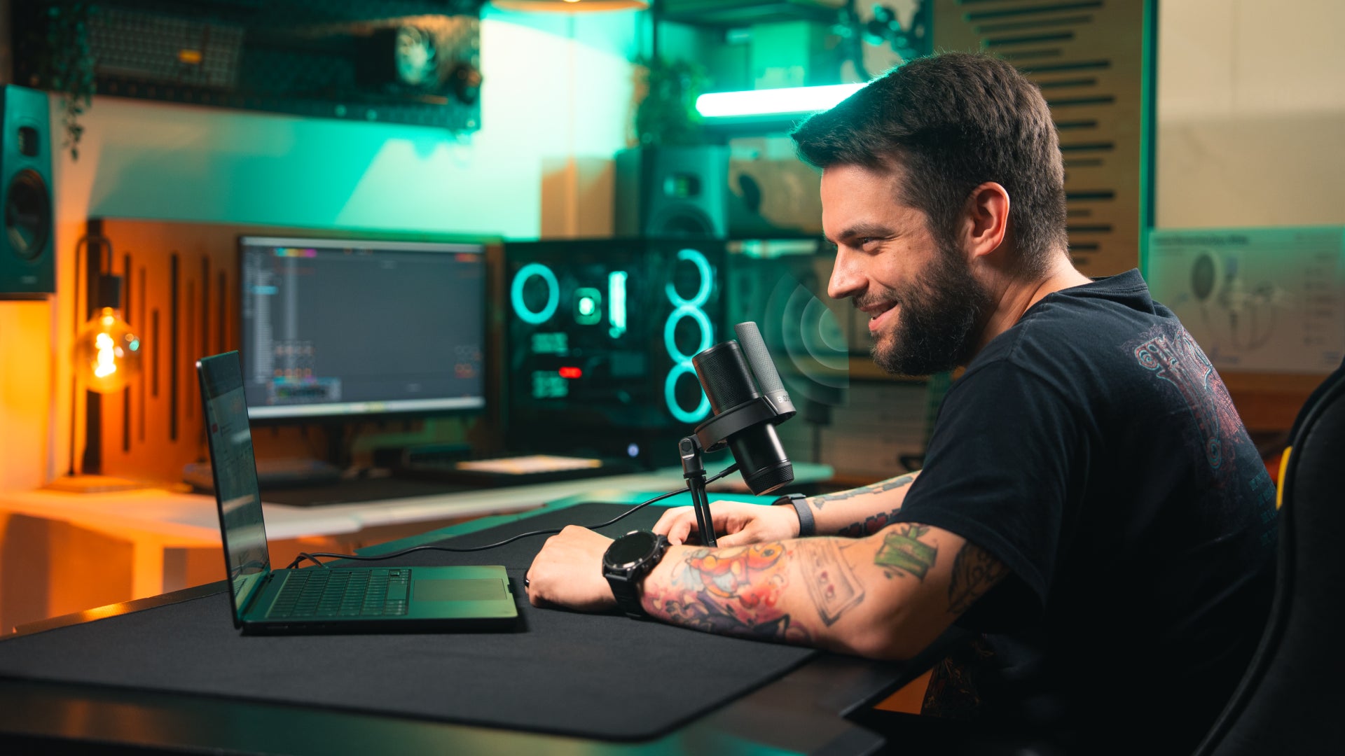 Model sitting at a desk and using the ENDORFY Solum 2 Core microphone