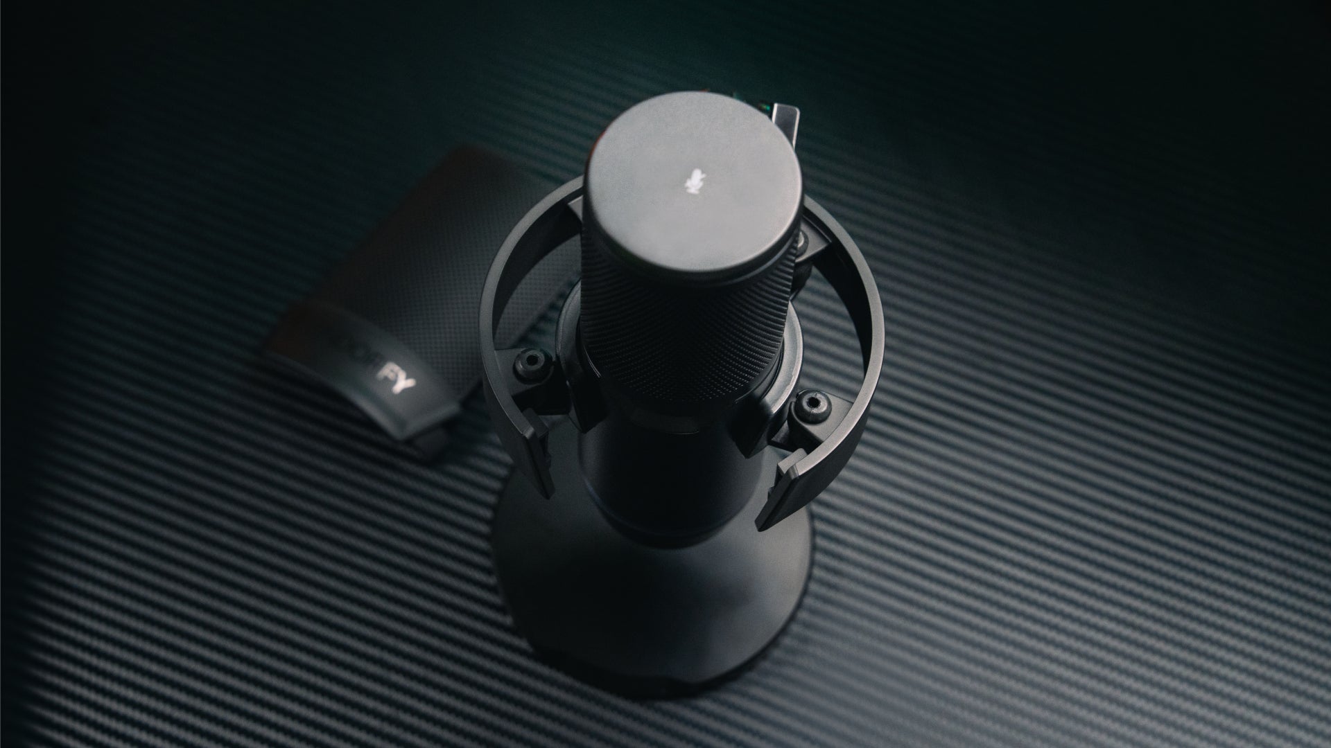 Close-up of the open shock mount holding the Solum 2 Core microphone