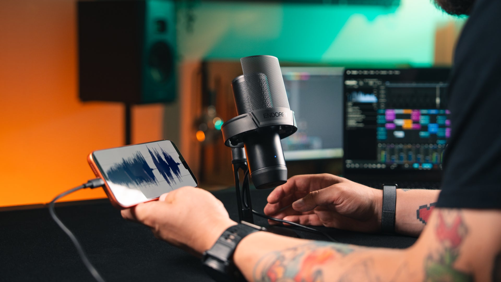Close-up of a model using a smartphone connected to the Solum 2 Core microphone
