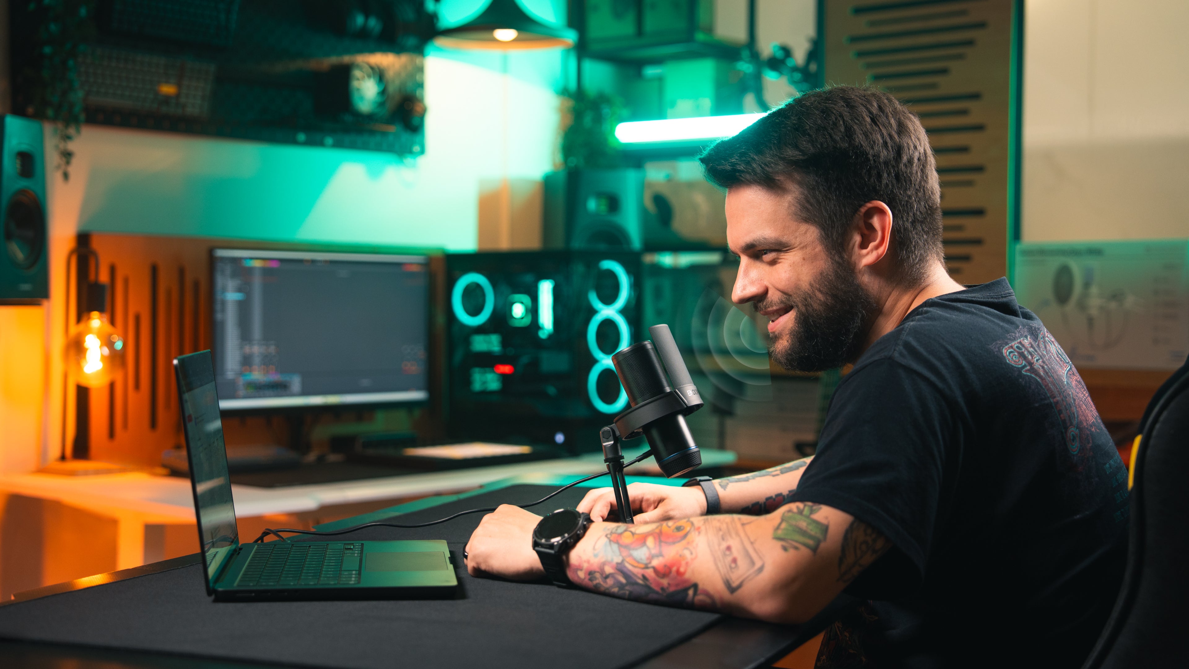 Model sitting at a desk and using the ENDORFY Solum 2 microphone