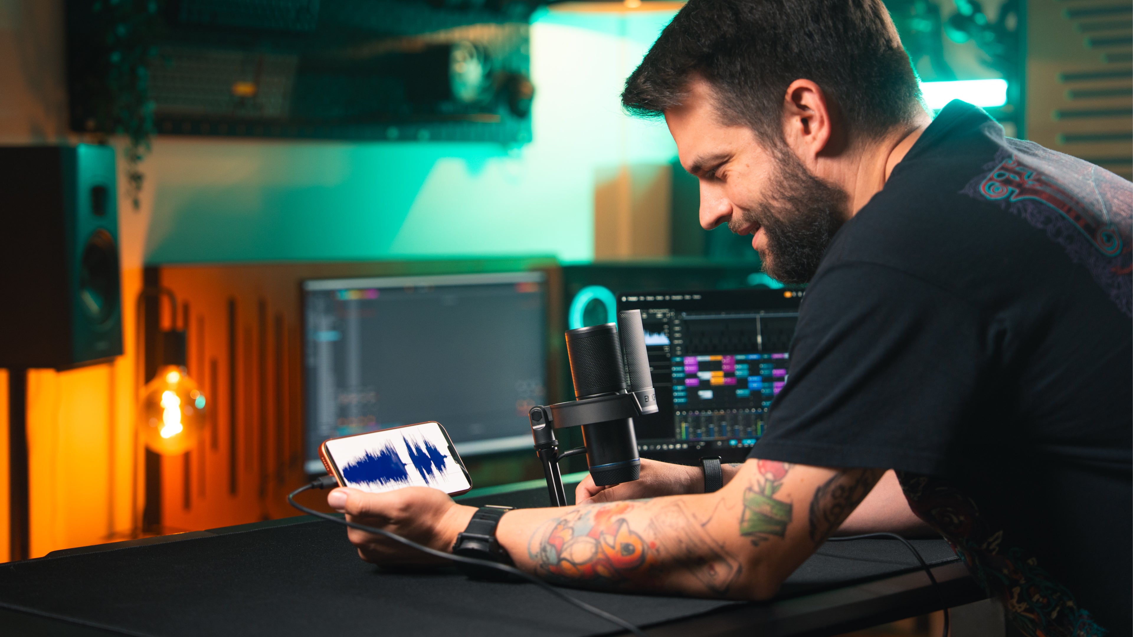 Model using a smartphone connected to the Solum 2 microphone