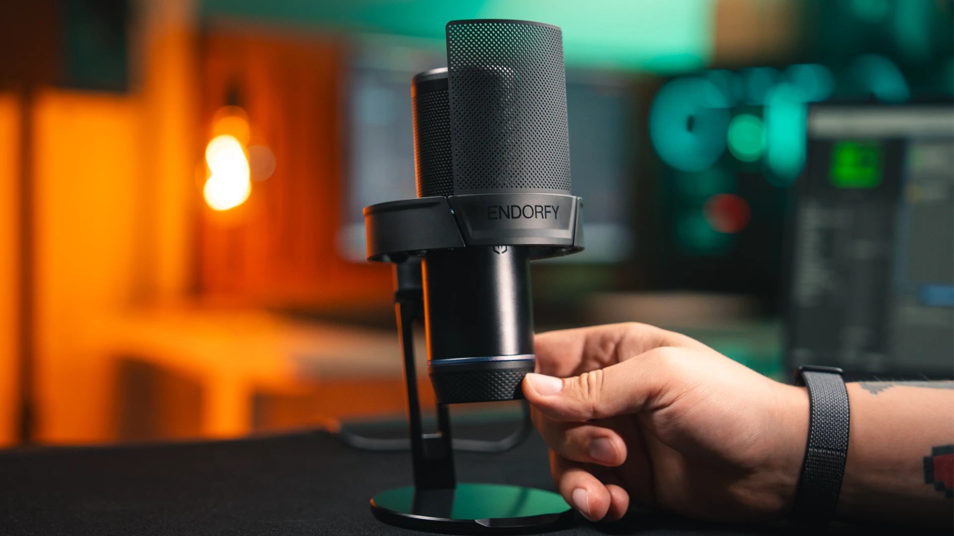 Close-up of a model’s hand using the multifunctional knob at the bottom of the ENDORFY Solum 2 Pro microphone