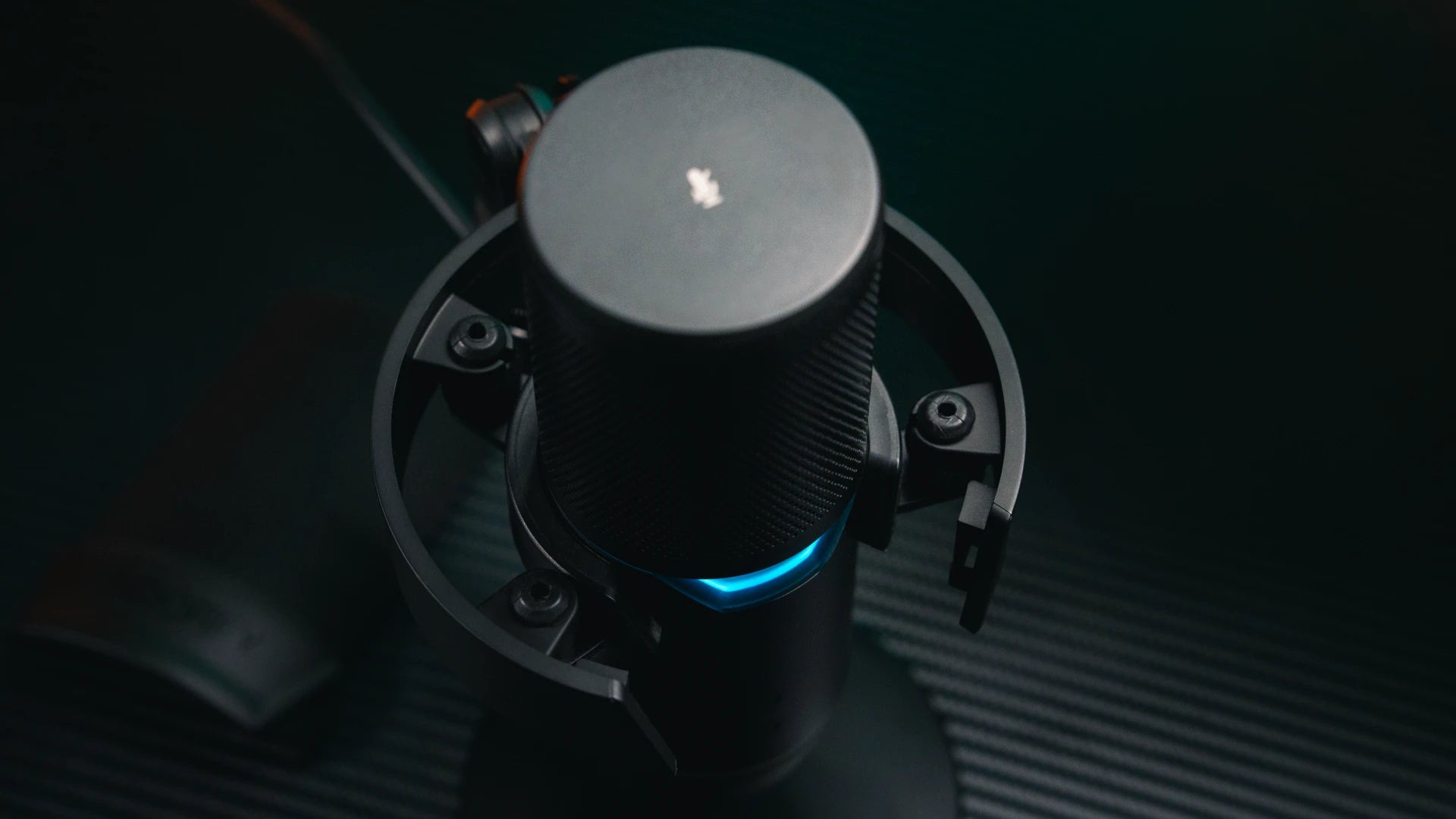 Close-up of the open shock mount holding the Solum 2 Pro microphone