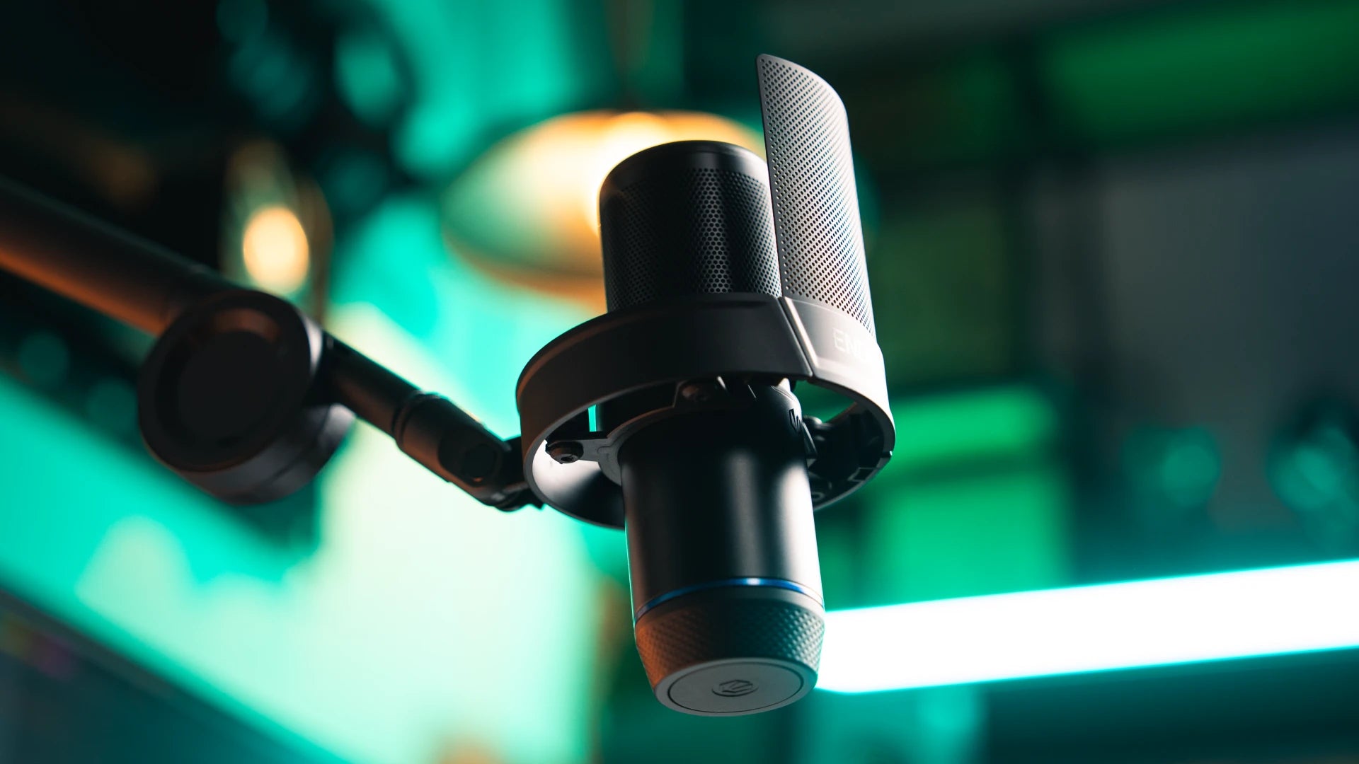 Solum 2 Boom Arm – view of the sensitivity control knob at the base of the microphone