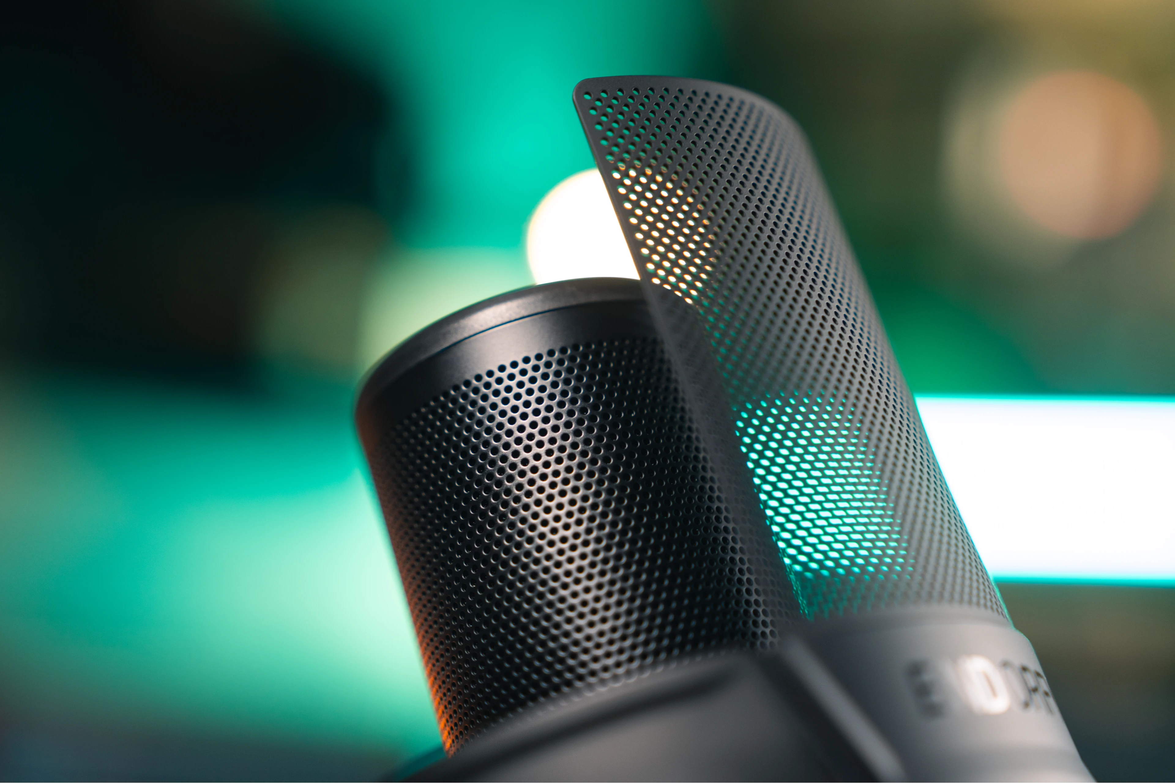 Close-up of the ENDORFY Solum 2 Core capsule and detachable metal pop filter