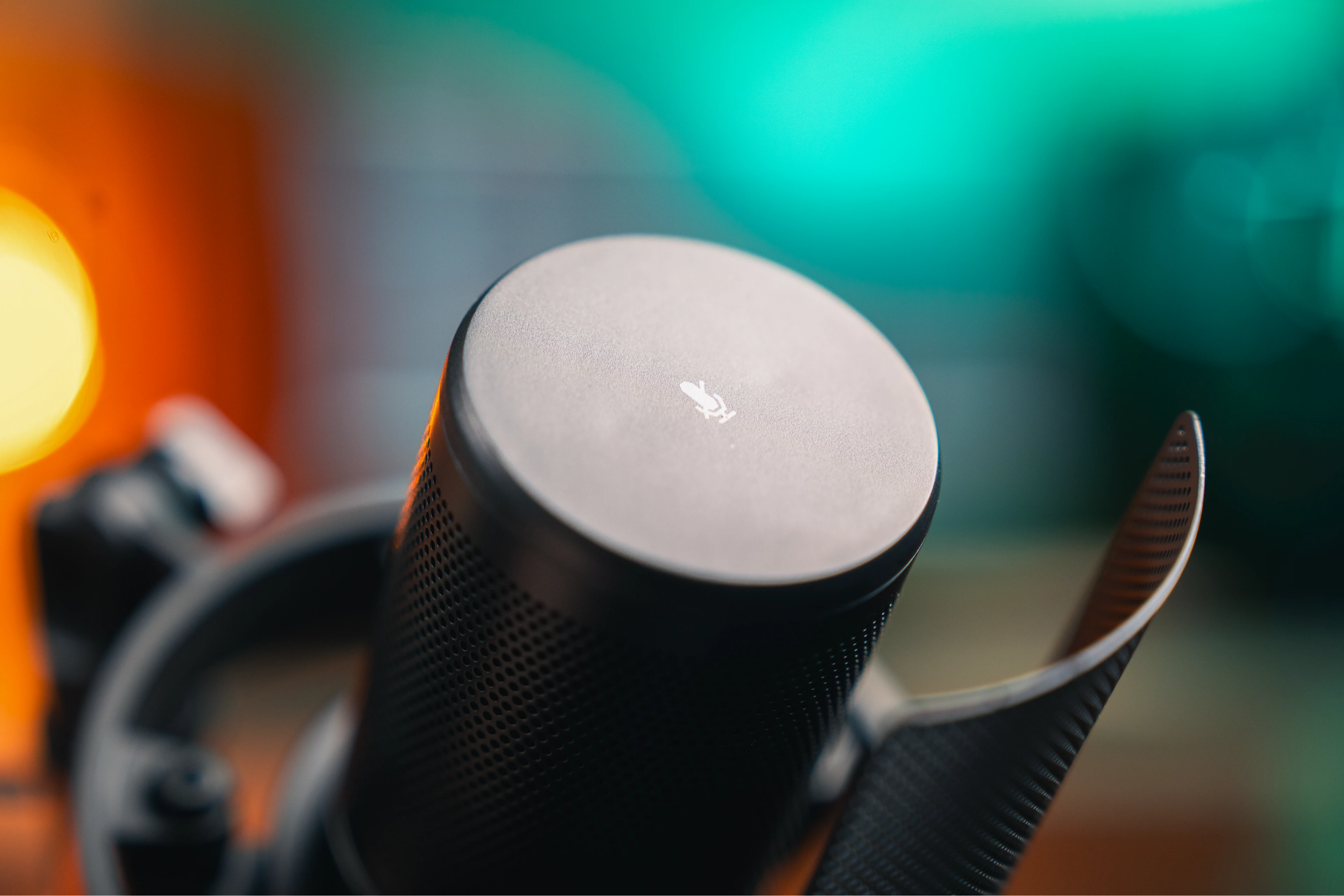 Close-up of the ENDORFY Solum 2 Core's top touch-mute button