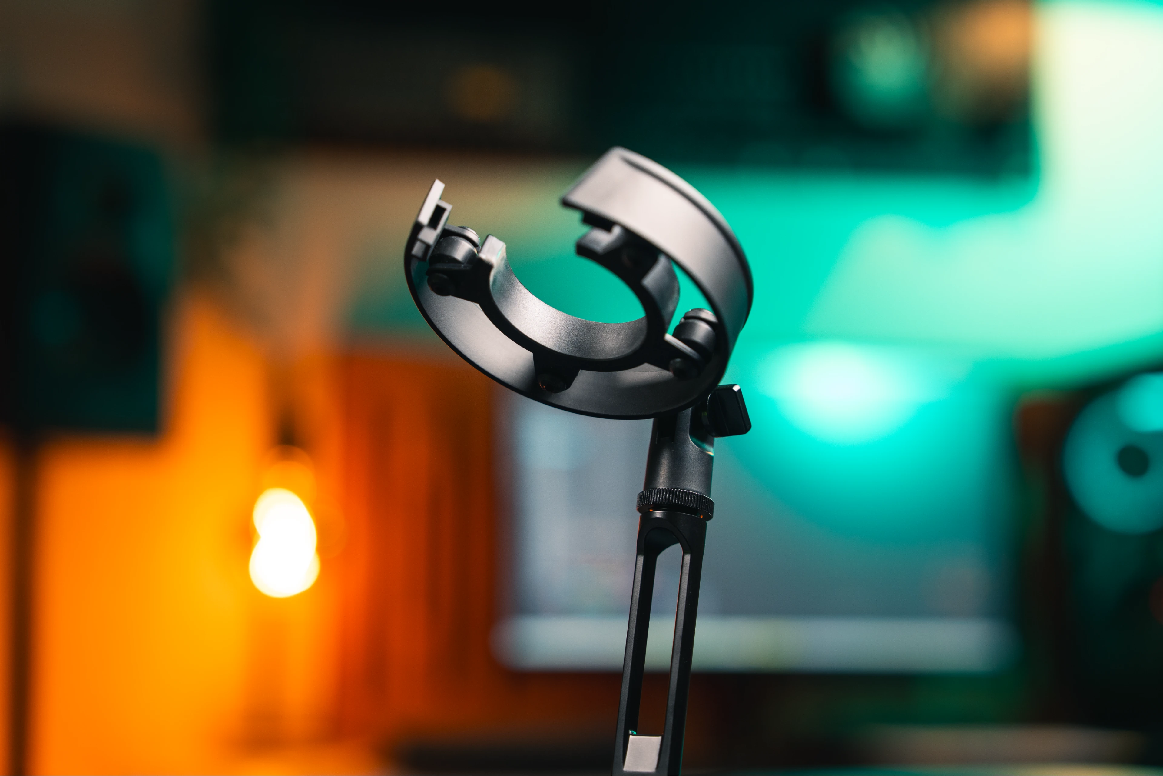 Proprietary shock mount of the ENDORFY Solum 2 Core microphone