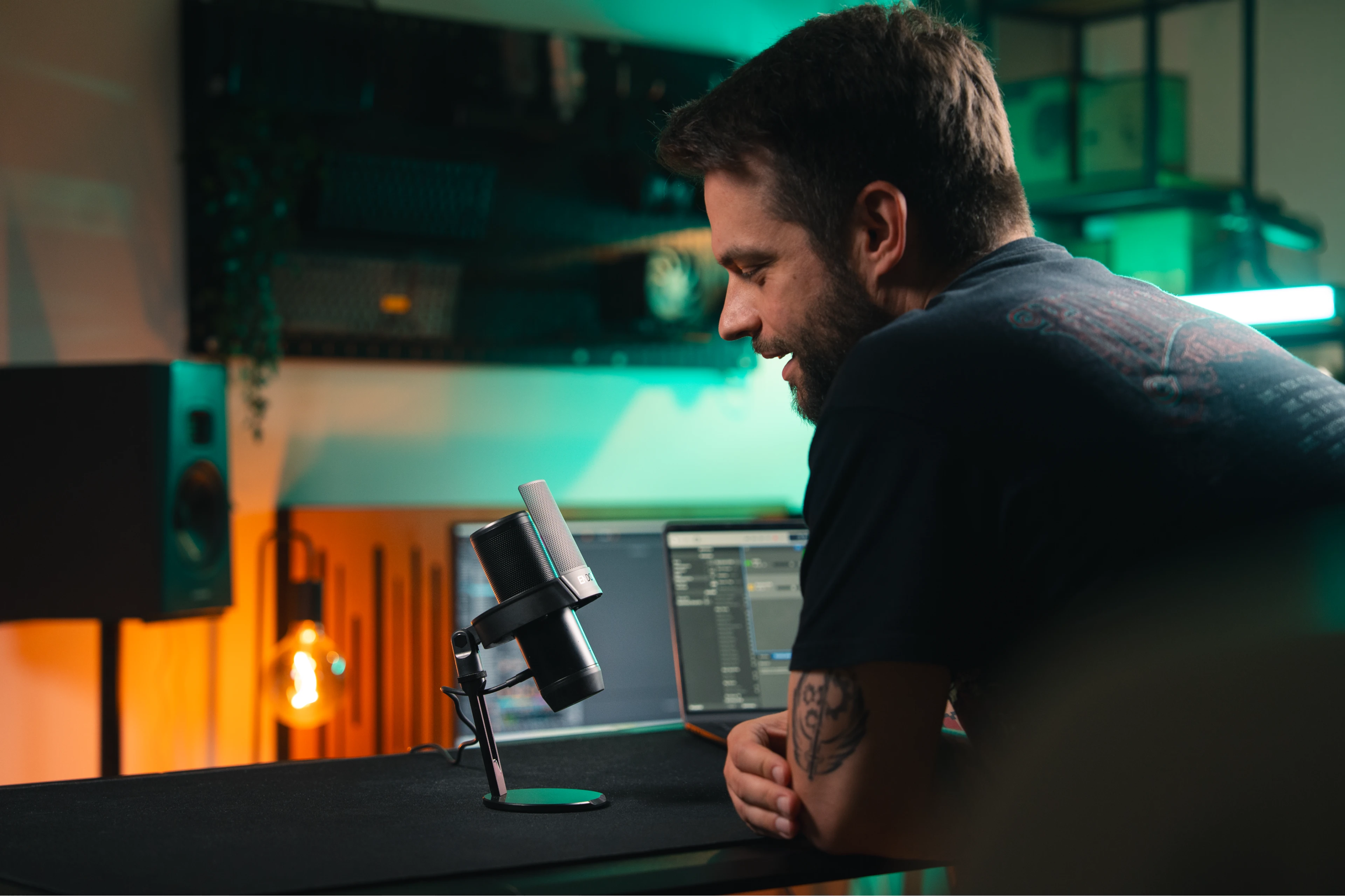 Model speaking into the Solum 2 Core microphone set up on a desk