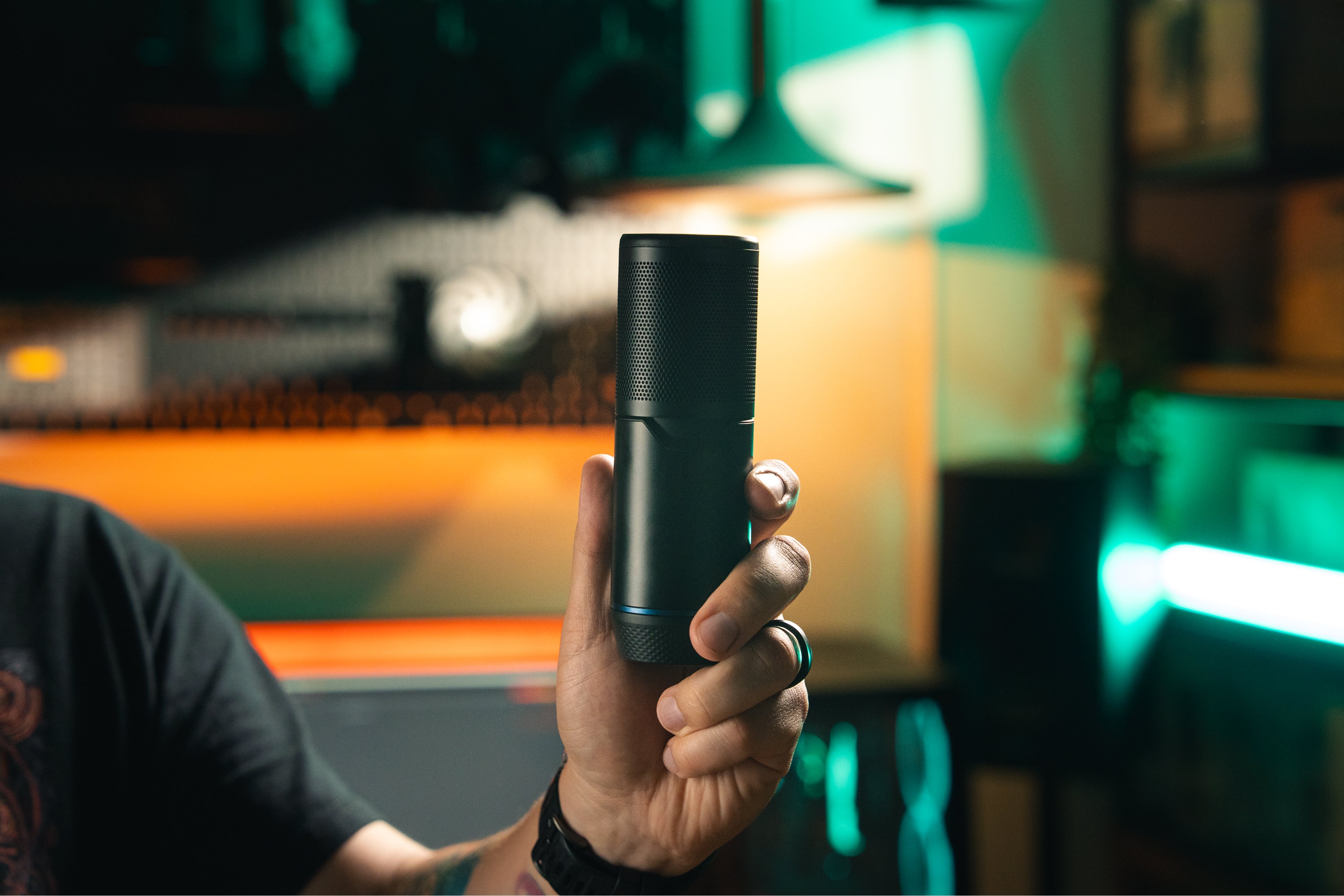 Model holding the Solum 2 microphone