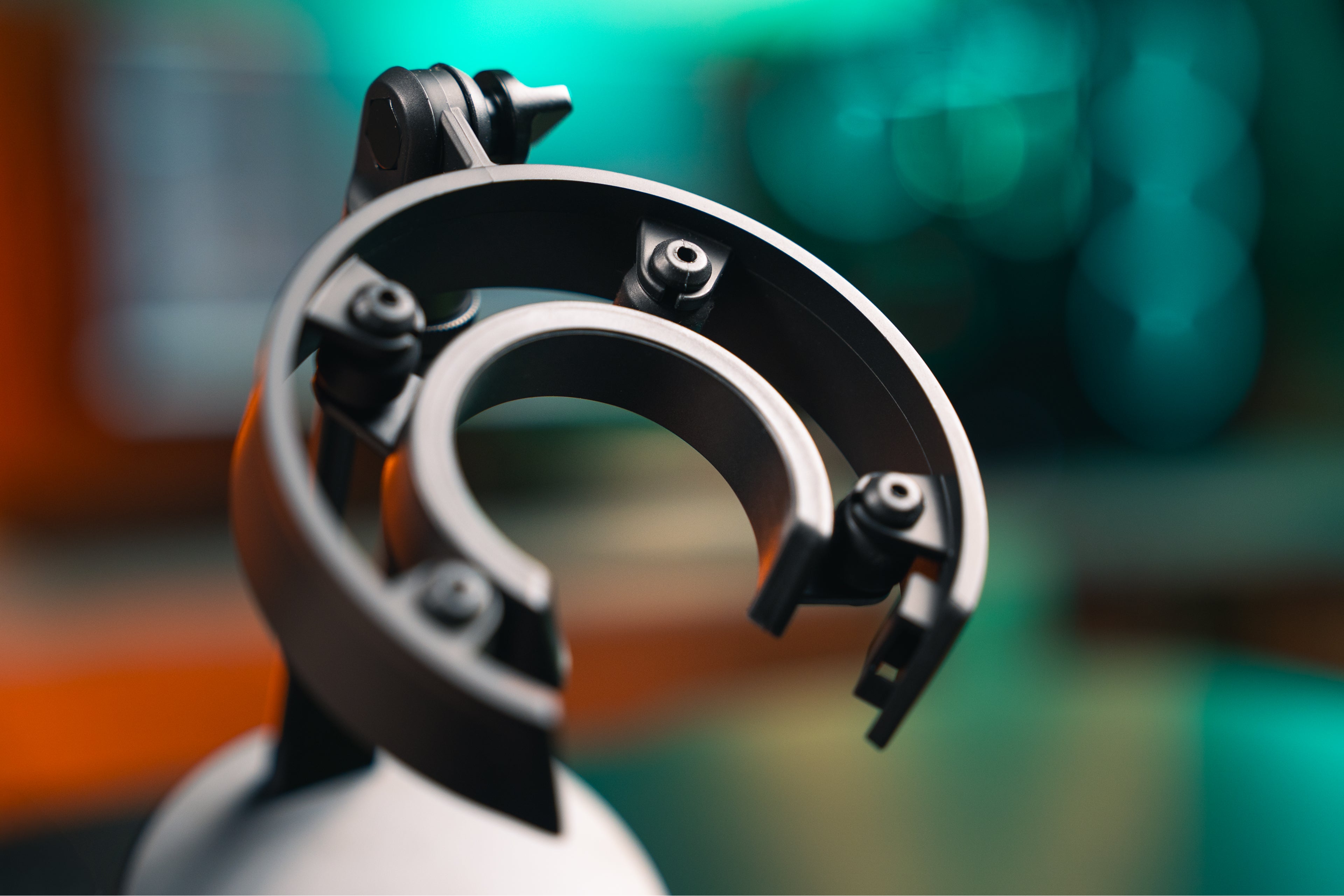 Proprietary shock mount of the ENDORFY Solum 2 microphone